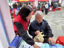 裕南街社区“全民医保”快闪办到居民家门口