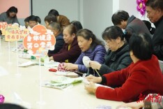 湖南湘江新区黄金园街道：艾草锤里藏暖意 乐龄湘伴过重阳