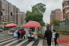 长沙桂庄社区：多部门联动出击，为校园周边上把“安全锁”