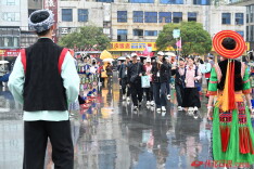 成都“熊猫专列”首次抵怀 238名游客打卡福地怀化