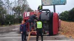 货车侧翻司机被困  “雷锋”服务区火速救援