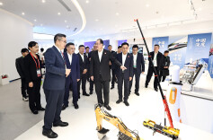 毛伟明率团参观第八届进博会展馆