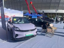 国补调整车企“兜底”，现在是买新能源车好时机吗？