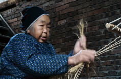 通道：巧手编织“致富鞋” 侗寨绘就“养老图”