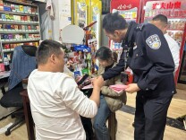 弘高社区：敲门入户筑防线，反诈宣传送到家