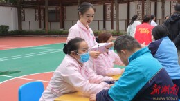 健康守护“不打烊” 鹤城区人民医院为特殊学校学生送医送健康