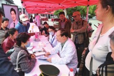 在公园里，与“中国好医生”面对面——“名医走基层 志愿服务行”大型义诊活动侧记