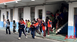 邵阳县金称市镇中学举行秋季消防应急疏散演练