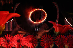 粤港澳三地火炬手共同点燃十五运会主火炬