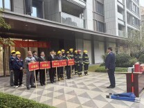 燕子岭社区开展“居民楼模拟火灾逃生”消防演练活动