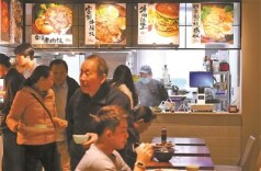 单位食堂开放 飘出便民烟火气