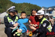 学法规赢头盔！湘西公安交警开展“美丽乡村行”交通安全宣传活动