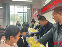 永顺县颗砂乡九年制学校举办校服捐赠活动