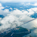 洞庭溪沅水特大桥进行桥面摊铺