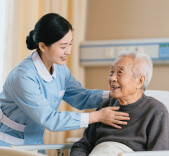 人民日报政策问答·回应关切：养老护理人才供给如何更好满足需求