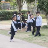 多地推行中小学春秋假，“孩子放假家长不休”怎么办