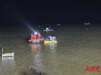 钓鱼者不慎被困湖中央，消防紧急救援化险为夷