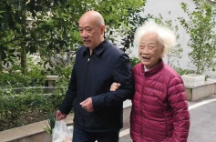 “我是母亲的拐杖”！90岁妈妈数次迷路，儿子牵着她散步5年｜26℃