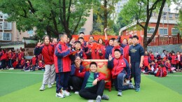 “溁木聚力·绳采飞扬”溁湾路小学拔河赛：学生队力胜教师队，团结赛场展青春锋芒