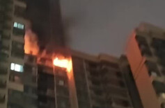 惊险！充电器未拔引发高层建筑火灾，消防员破门救援