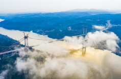 踩着钢丝“跳舞”的人