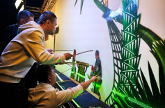 湖南皮影戏新疆上演 观众惊叹像真的美人鱼在游 