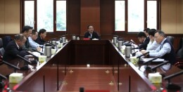 黄东红主持召开2025年第25次委党组会