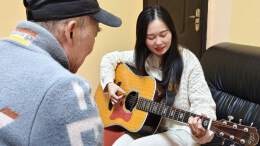 留守女孩变身音疗师，用音乐温暖老人心