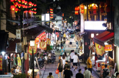 很多江南古镇快经营不下去了，乌镇还在收150元门票，不凭脸皮凭什么？