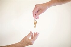 黄昏恋撞上房产证 给出的房子能要回吗