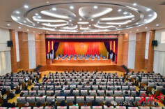 张家界市工会第八次代表大会开幕式暨劳动模范和先进工作者表彰大会召开