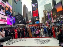 杨彦“世界和平五洲万里行”亮相北京九歌2025秋拍