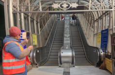 北京西站，老夫妻仰面跌落扶梯！这事必须转到家庭群