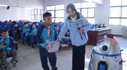 AI机器人“新老师”入驻校园，临武县开启教育智能化课堂