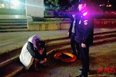 寒夜醉酒男子失足落水 3名保安默契联手救人