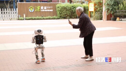 陪聊、助行、守护 养老机器人让照护更暖更智慧