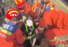 工人不慎坠井，望城消防迅速救援