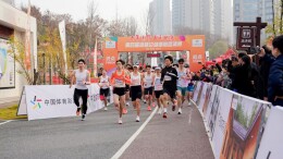 800名跑者诠释健康新风尚 2025第四届湘赣边健康跑邀请赛在醴陵陶子湖开赛