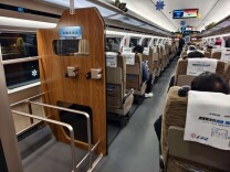 随车同行！京张高铁列车试点“雪具便利行”服务