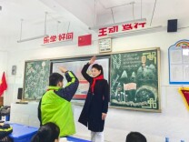 以少年之心，传两岸深情——浏阳市黄泥湾小学2107小记者班开展“中国梦 两岸情”爱国主义班队会