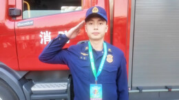 湘超赛场外的消防员 ——致敬“背对”球场的身影