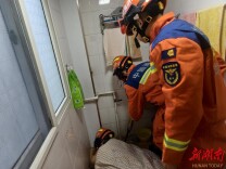 居民遭厕所“吞”手，望城消防科学救援