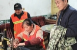 藏在针脚的善意十年如一日 长沙54岁环卫工坚持免费帮人缝补衣物