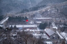 八达岭长城喜提初雪，银装素裹美成水墨丹青
