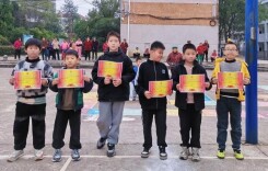 衡南县近尾洲联合学校中心小学举行秋季拔河比赛