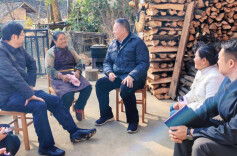 毛万春在新化县坪塘村宣讲调研