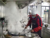 平江县天岳芙蓉学校举行厨艺技能挑战赛