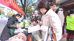 作品换蔬菜  温情暖人心  爱心企业开展助农公益活动