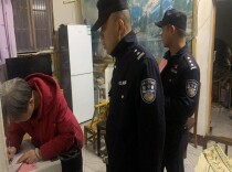 吴家坪社区：开展冬季消防安全“敲门入户”宣传