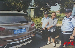 男子偷包后担心被抓返回藏赃，被失主撞个正着